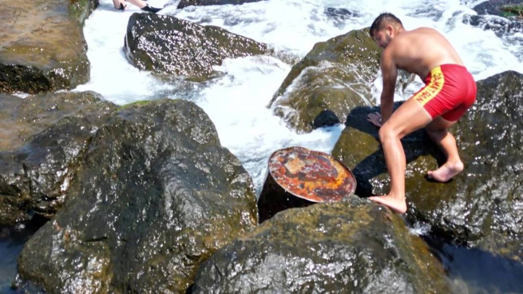 Denizde 'ceset' ihbarı yapıldı: Gelen ekipler şaşkına döndü! Bakın o cisim ne çıktı... 3